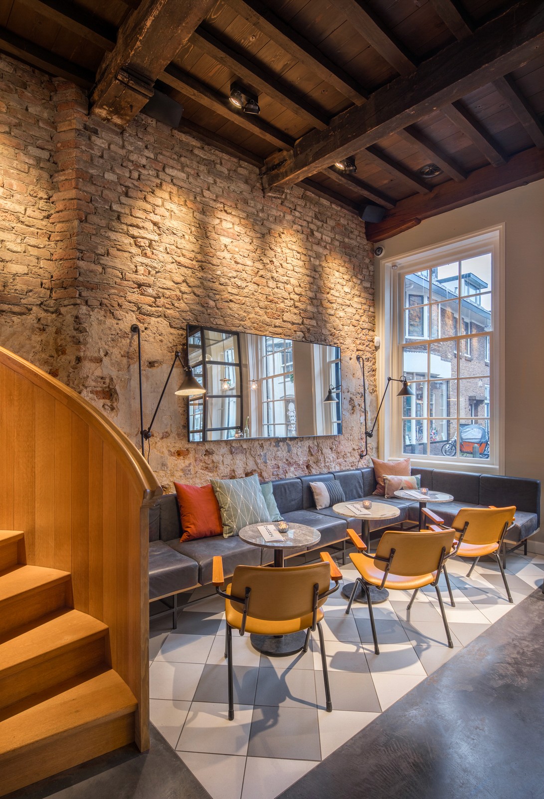 Positive Space, Madonna - lounge staand