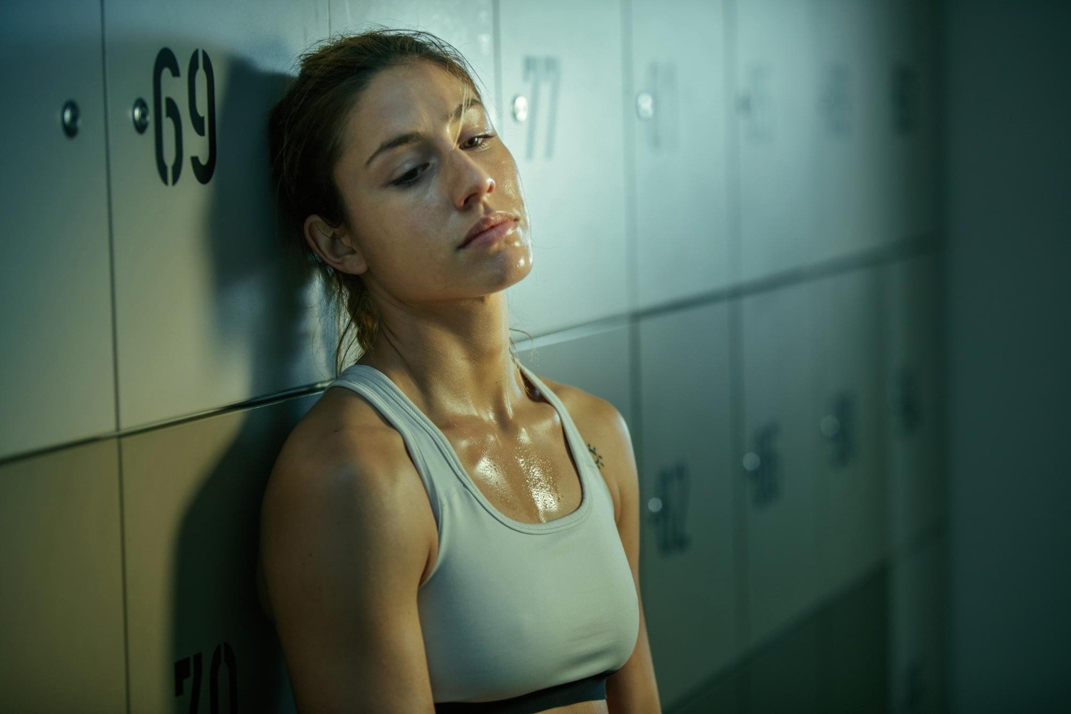 zmęczona zawodniczka po intensywnym treningu triathlonowym