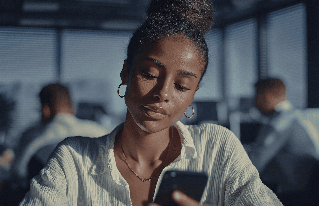 Profissional de legal design sorrindo ao ar livre.