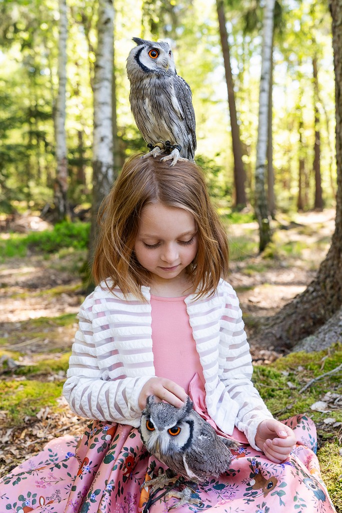 Dětský portrét holčičky se sovičkou v lese, profesionální dětské focení Praha