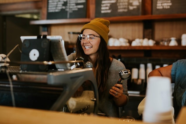 Barista bei der Arbeit an der Kaffeemaschine