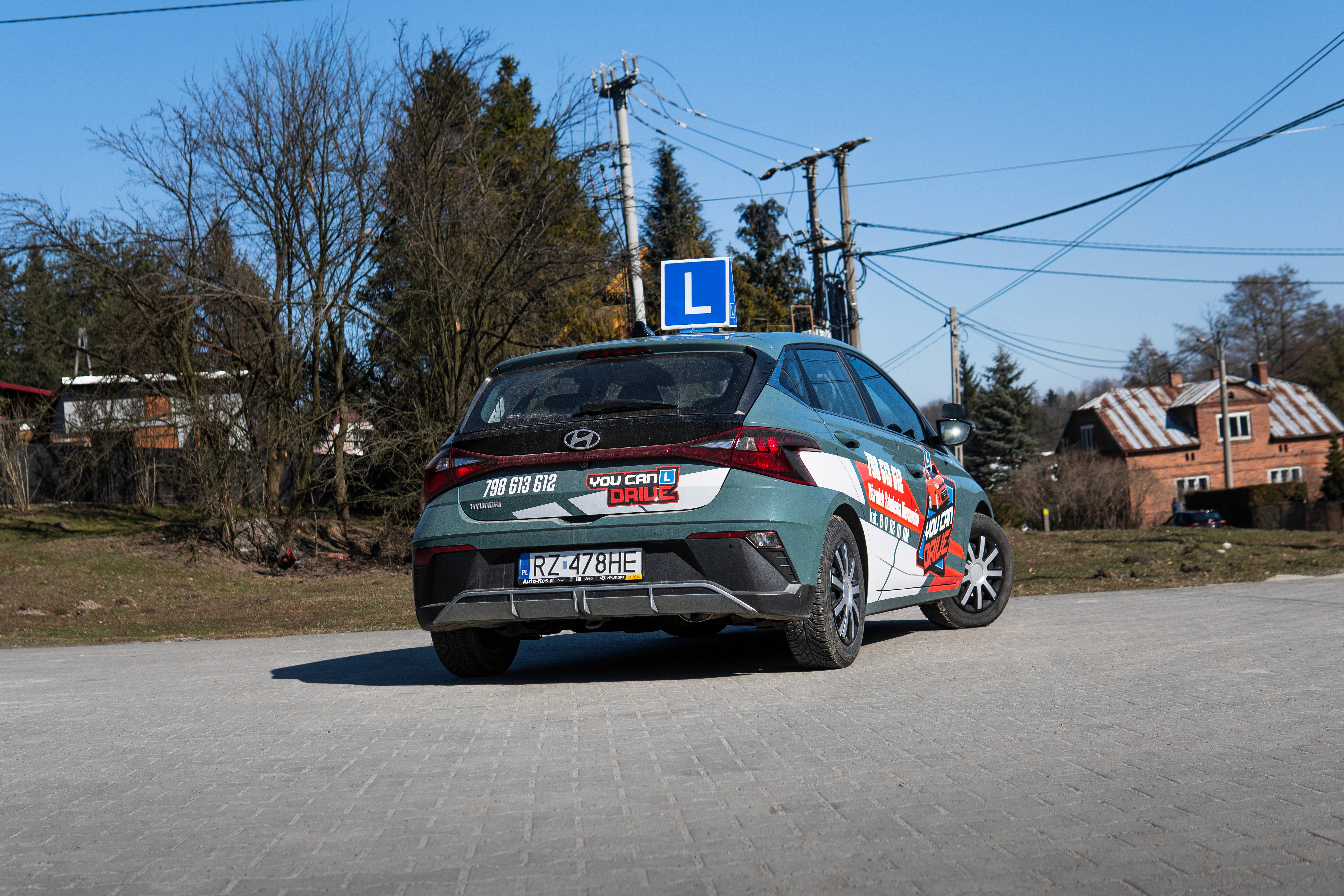 Samochody na placu manewrowym w szkole nauki jazdy OSK You Can Drive w Rzeszowie na placu manewrowym.