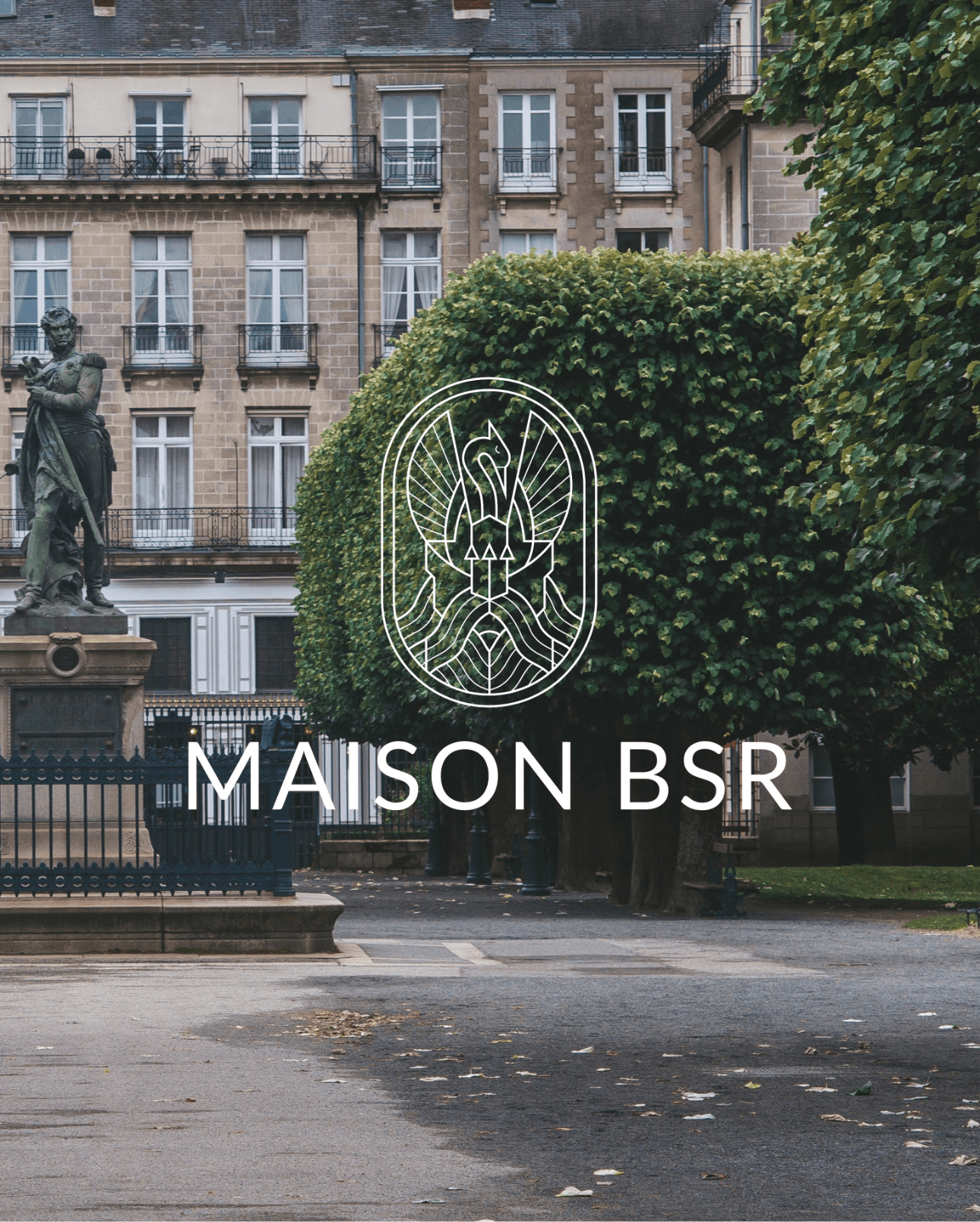 Nouveau logo de l'agence immobilière BSR avec en fond une plance dans la ville de Nantes