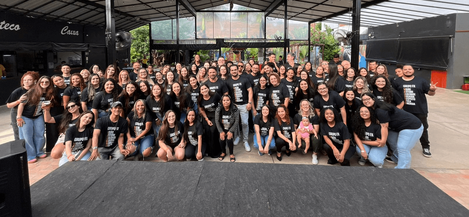 pessoas reunidas para foto empresárial