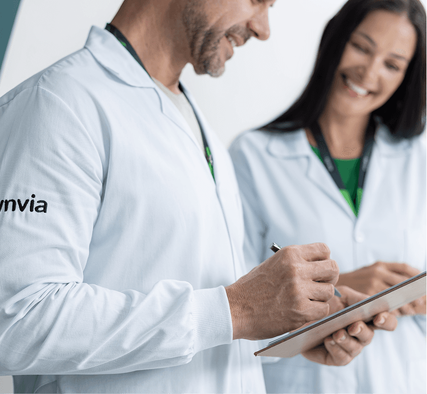 Equipe de Medical Affairs da Synvia revisando protocolos clínicos e dados científicos de estudos clínicos