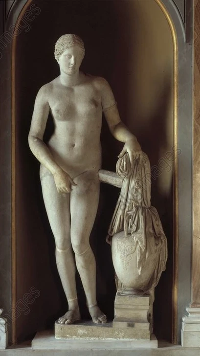 Discobolos stellt einen ideal geformten männlichen Athleten dar, welcher Kraft und Heroismus widerspiegelt Aphrodite scheinbar beschämt durch ihre eigene Nacktheit repräsentiert in der griechischen Mythologie die Göttin der Liebe. Die Statue wurde zu ihrer Zeit zum Skandal erklärt