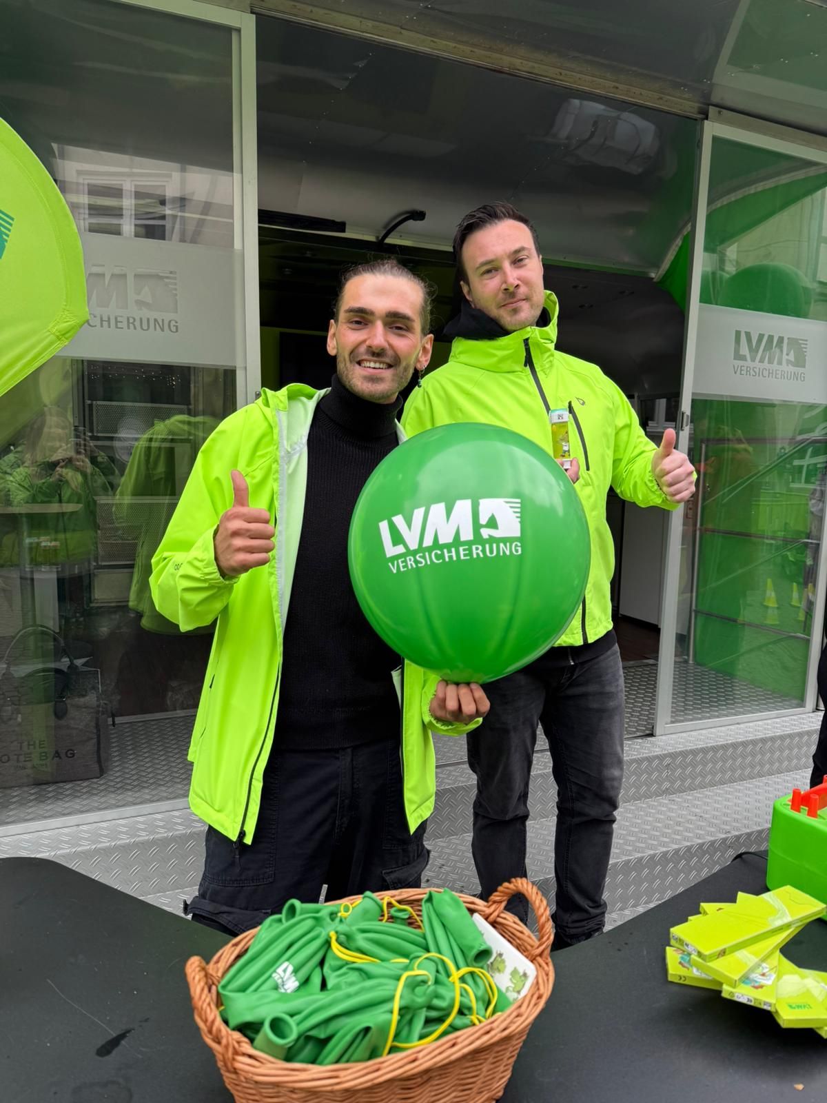 Foto vom Eingang zum WIR-Konzert in der Lichtburg Essen mit vielen Gästen