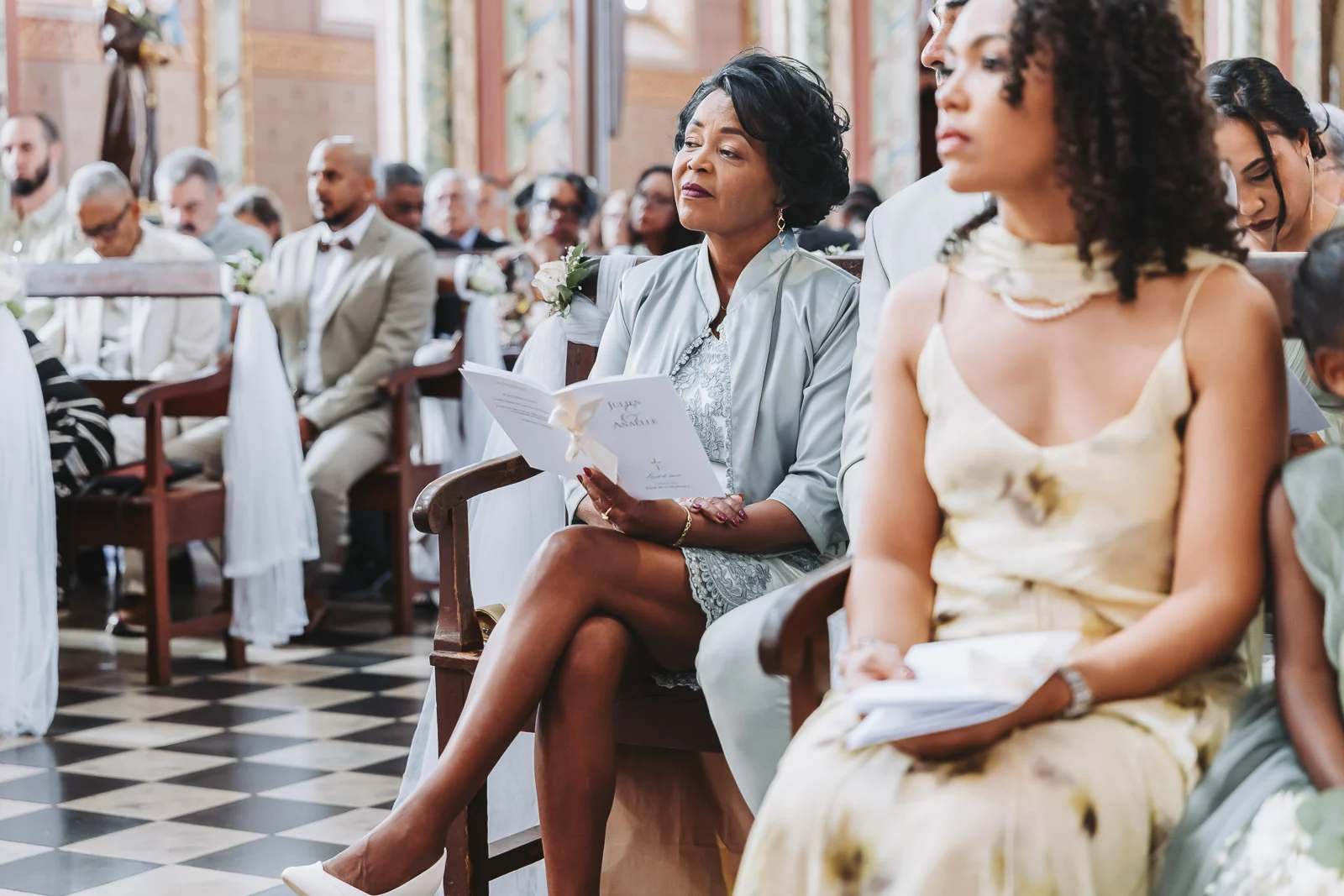 Invités émus pendant la messe de mariage — Mariage Réunion | David Dijoux