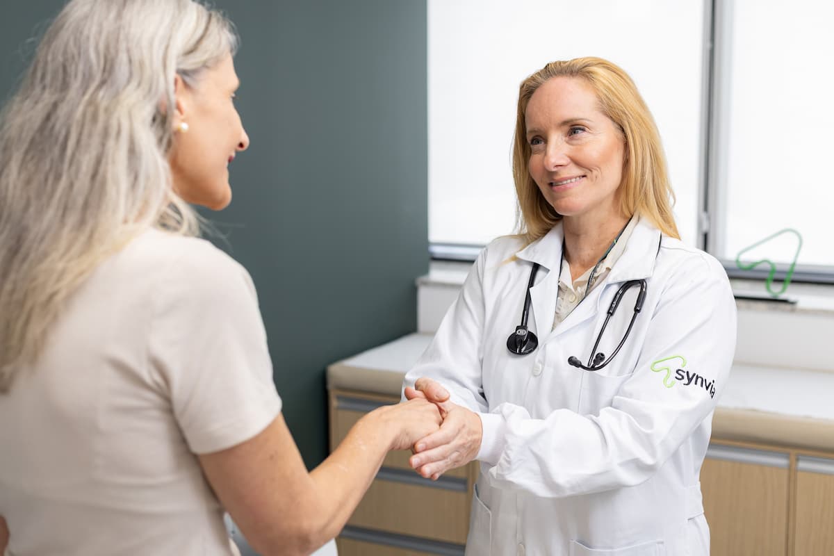 Gestão logística para estudos clínicos com controle de materiais, importação e compliance regulatório pela Synvia