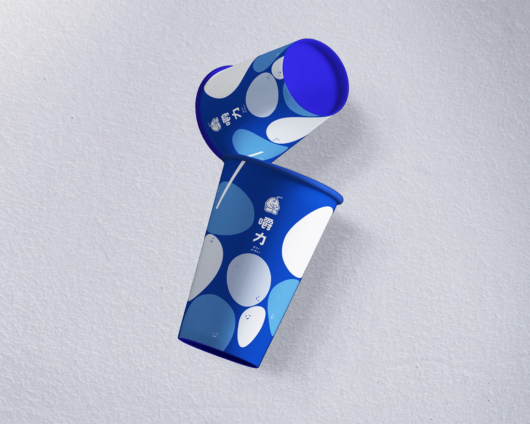 機能飲料杯設計，藍白配色與IP果凍人圖案，Q彈果凍飲品包裝，年輕化品牌視覺，趣味飲料店品牌形象