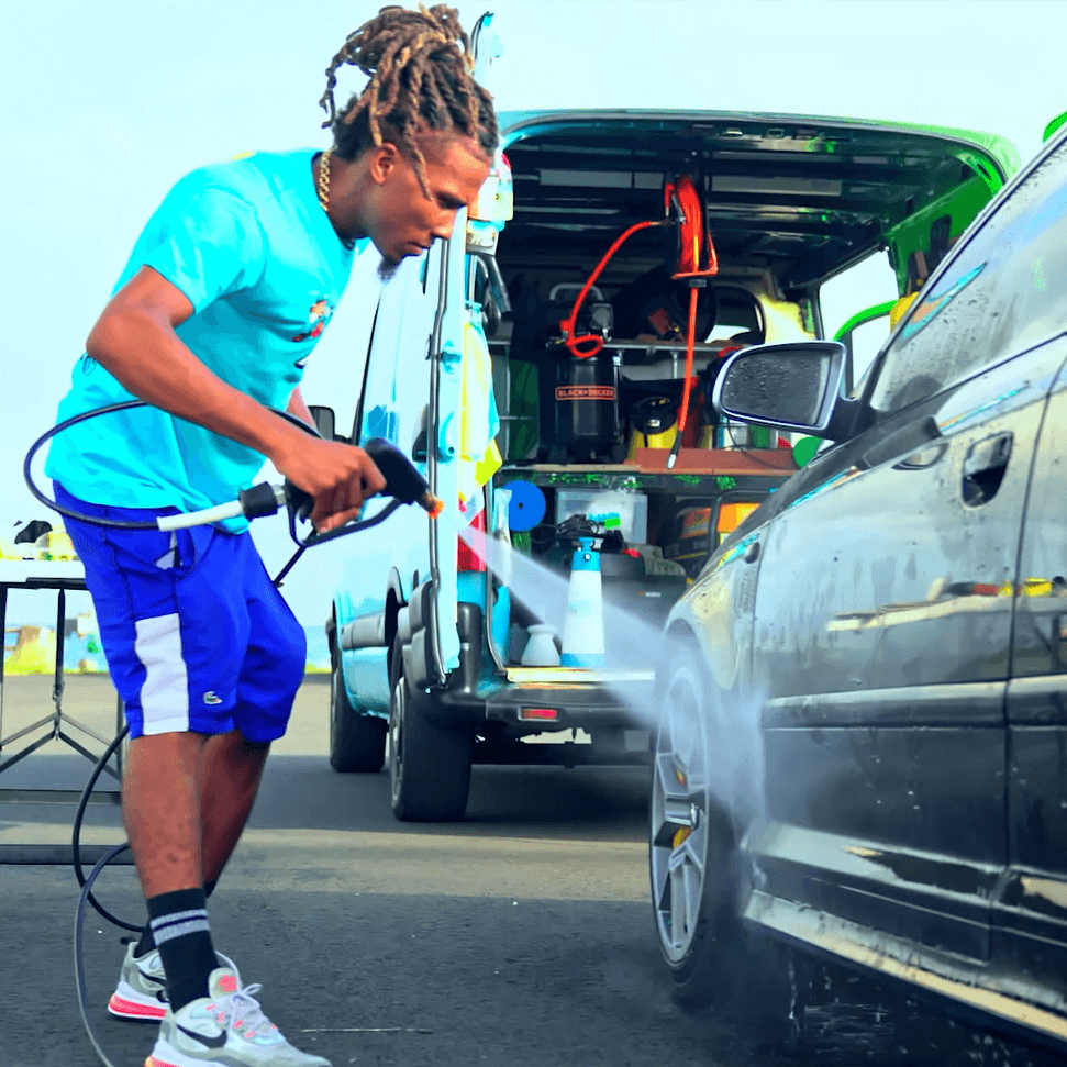 Nettoyage voiture Fort-de-France devant le fourgon de l'équipe- Wash and Go