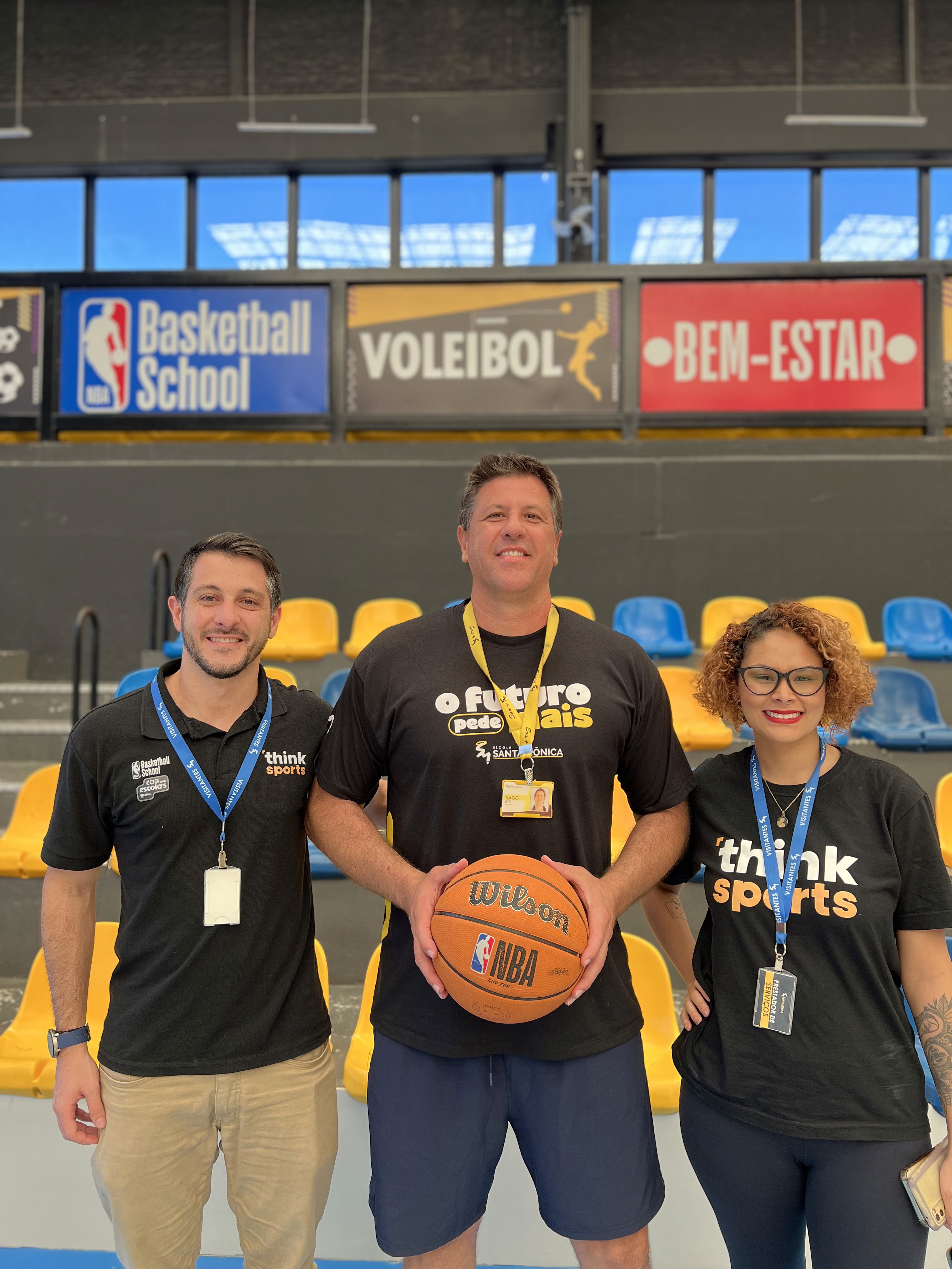 Alunos do Jardim II da Escola Santa Mônica participam de atividade do projeto Astroalfa explorando a letra A.