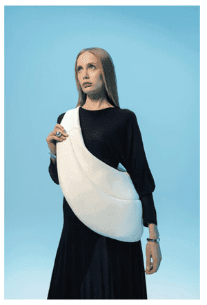 Dans le lookbook de la marque Danoise Another Aspect, le mannequin porte un costume gris et une chemise blanche