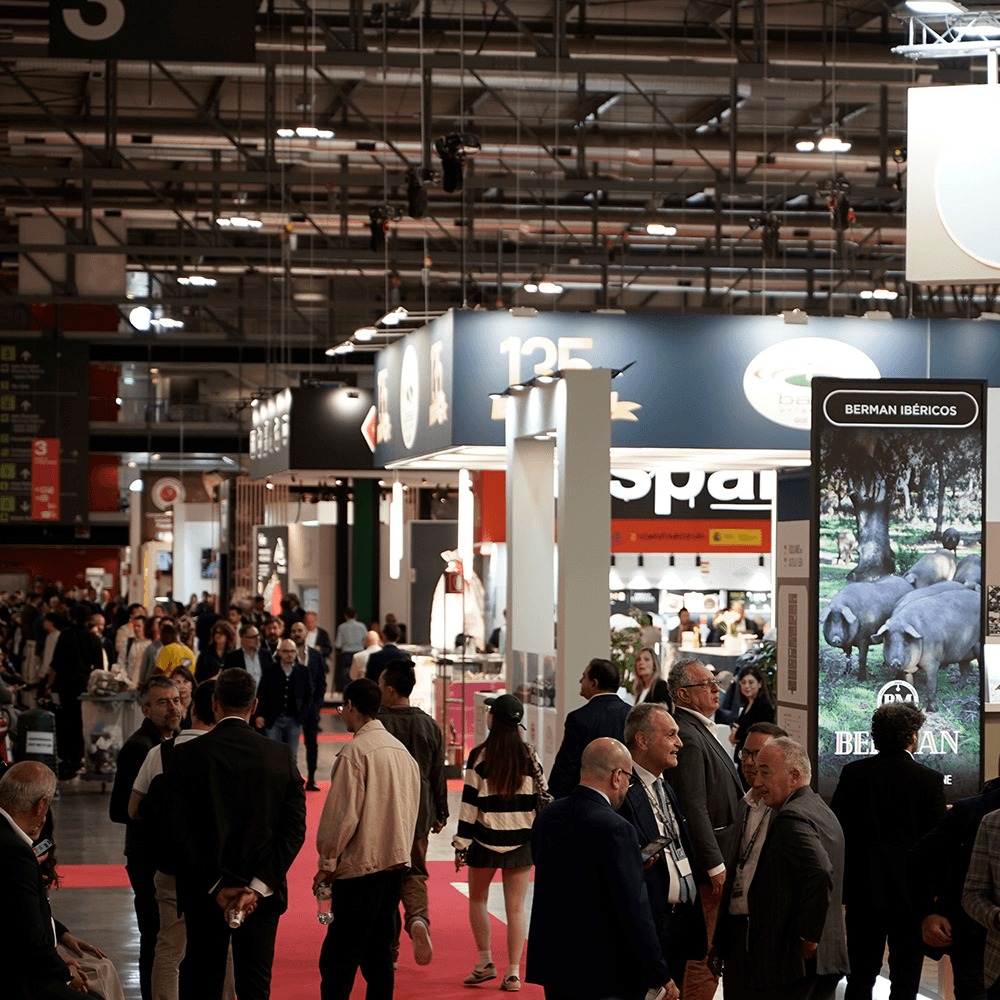 Visitatori tra gli stand di TuttoFood Milano 2026, dove l’azienda Del Colle sarà presente al Padiglione 10 – Stand H11 nell’area Calabria Straordinaria. | Salumi Del Colle