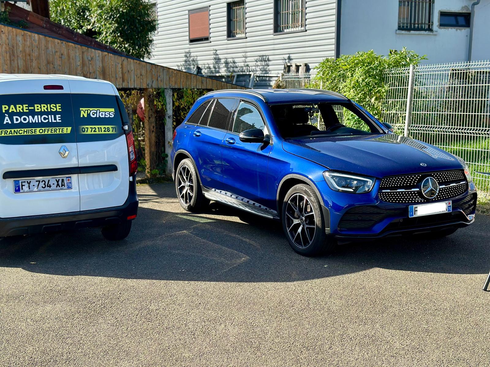 Voiture pendant le remplacement de pare-brise de N'Glass, spécialiste du remplacement de pare-brise à domicile en Yvelines