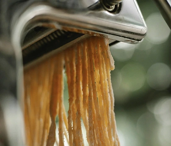 Spaghettis avec machine à pâtes