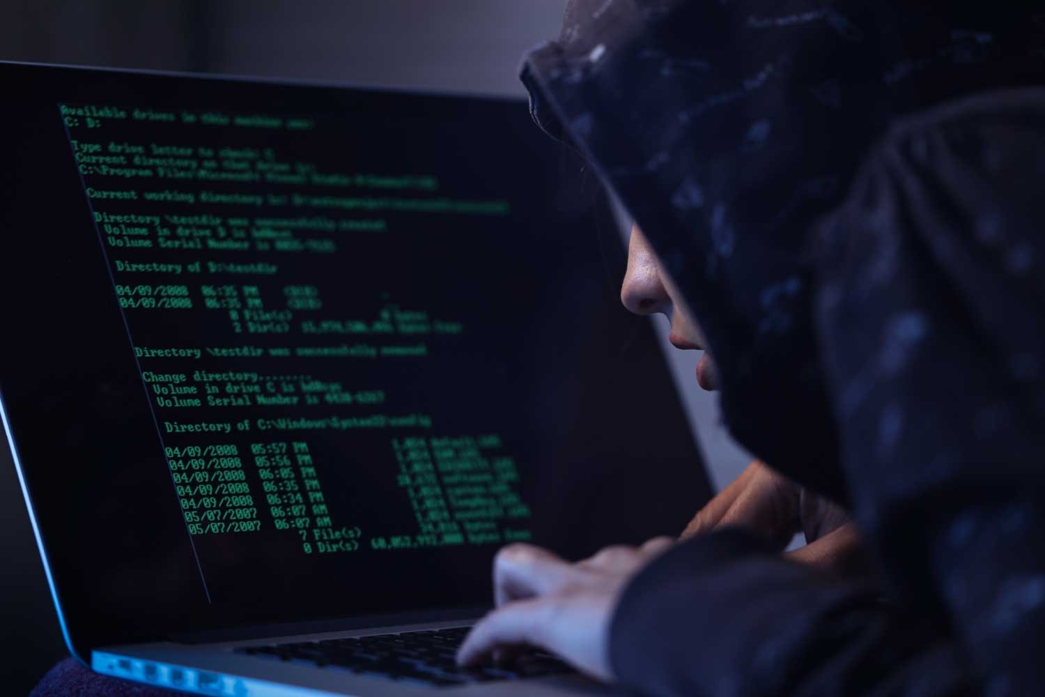 Profissional analisando código em notebook durante atividade de cibersegurança e proteção de sistemas - FindUP - Ransomware