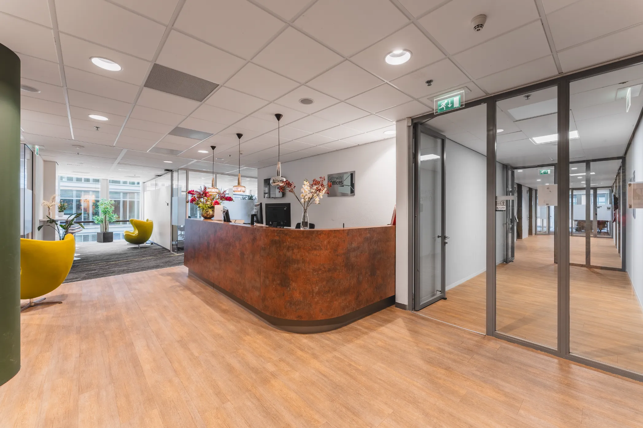 Kantoorpantry met keukenblok en barkrukken