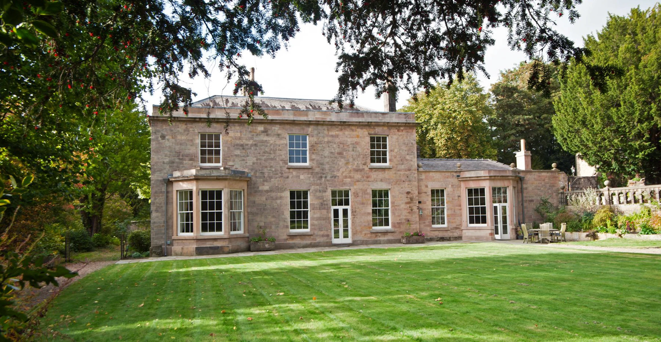 The hotel and accomodation for the hartingtons heritage tours tour of Derbyshire, Dalry House garden