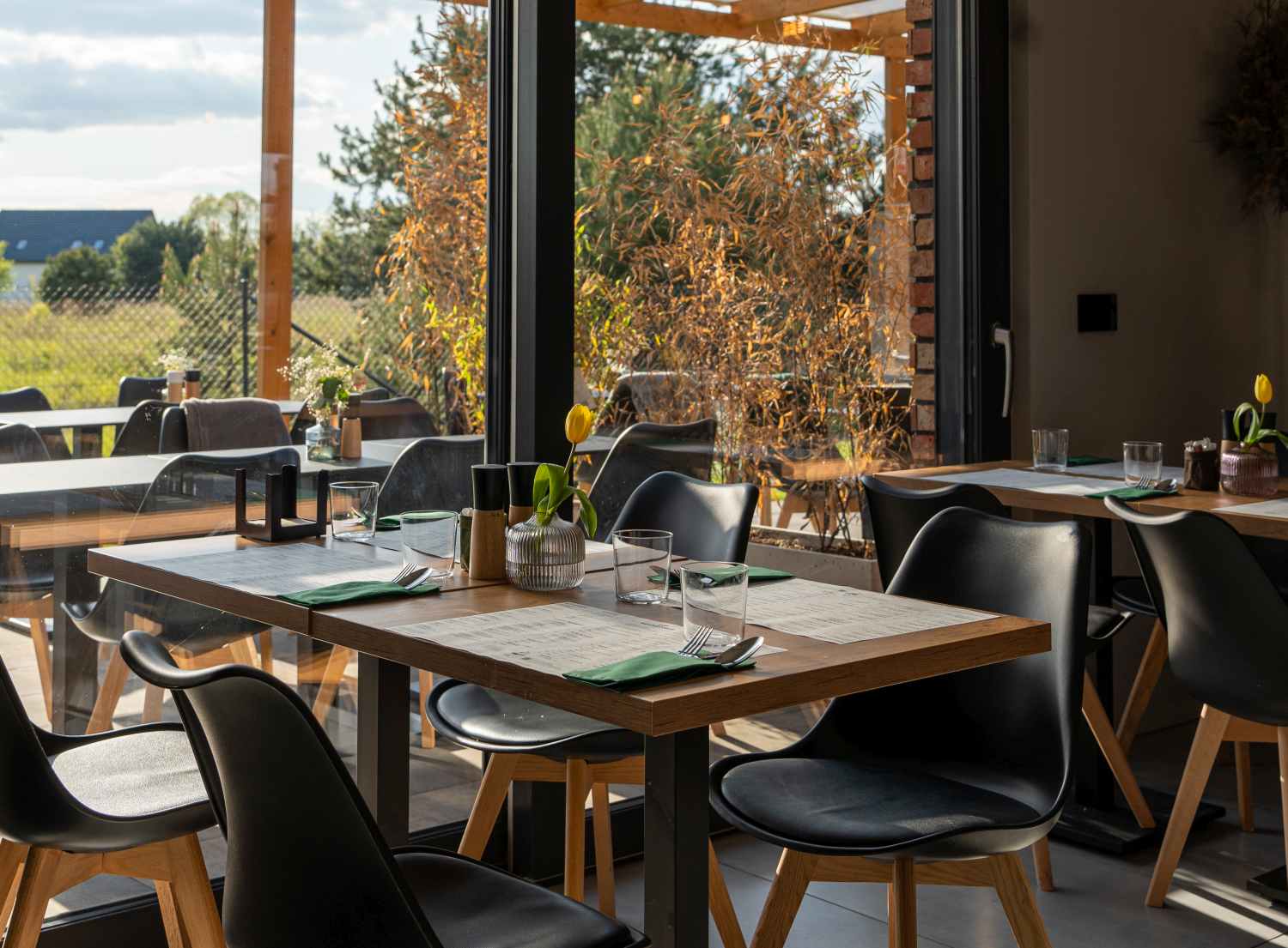 restauracja z dużymi oknami i ogrodem Poznań