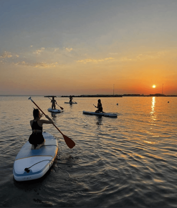 In SUP al tramonto, sotto il Monte San Bartolo