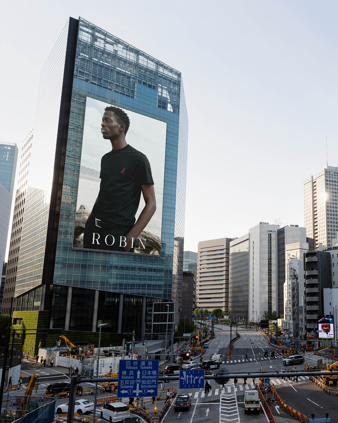 robin-capital-ai-fashion-dooh-man-city