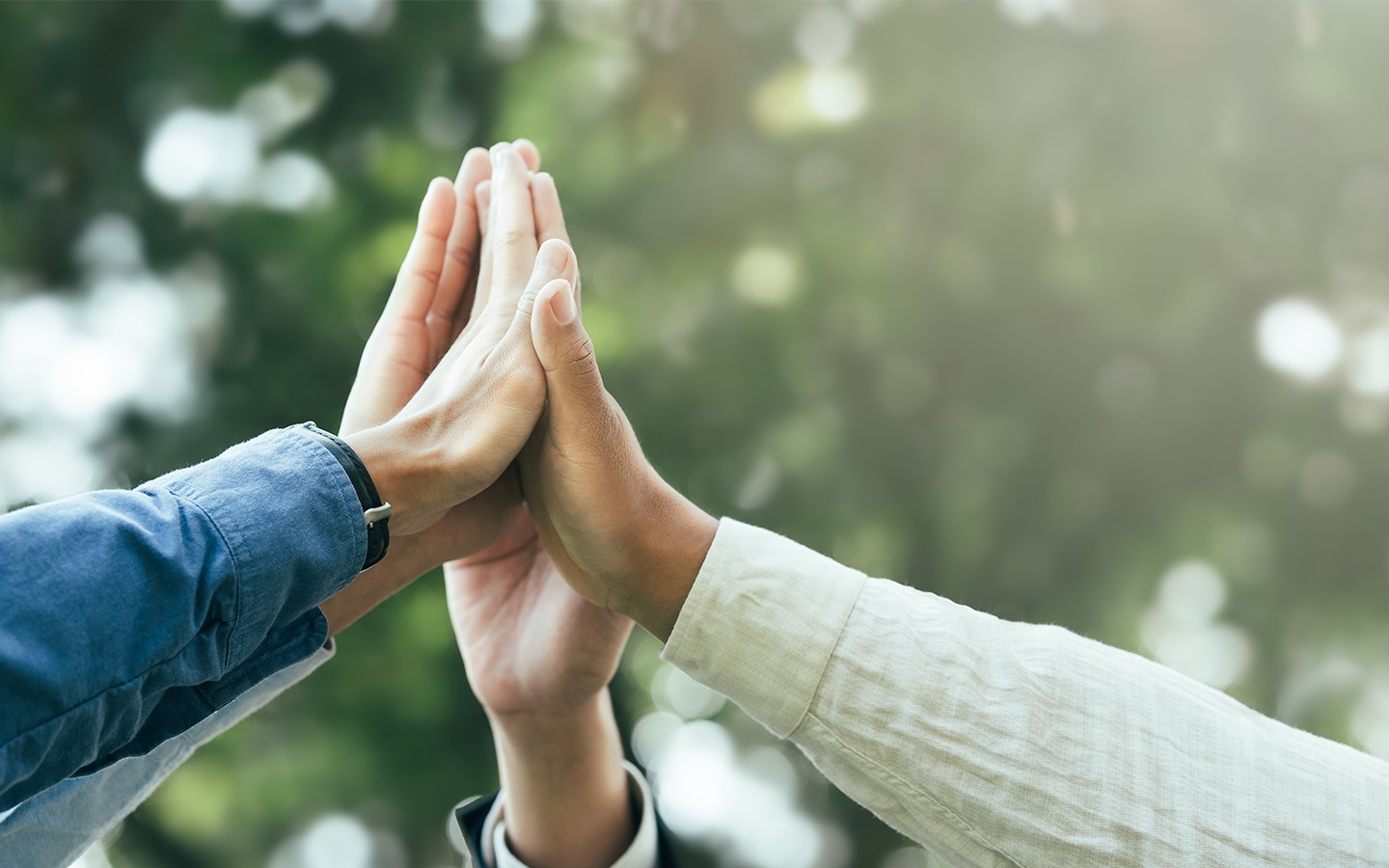 Teamwork und Zusammenhalt - Hände beim High Five, Teamwork Erfolg