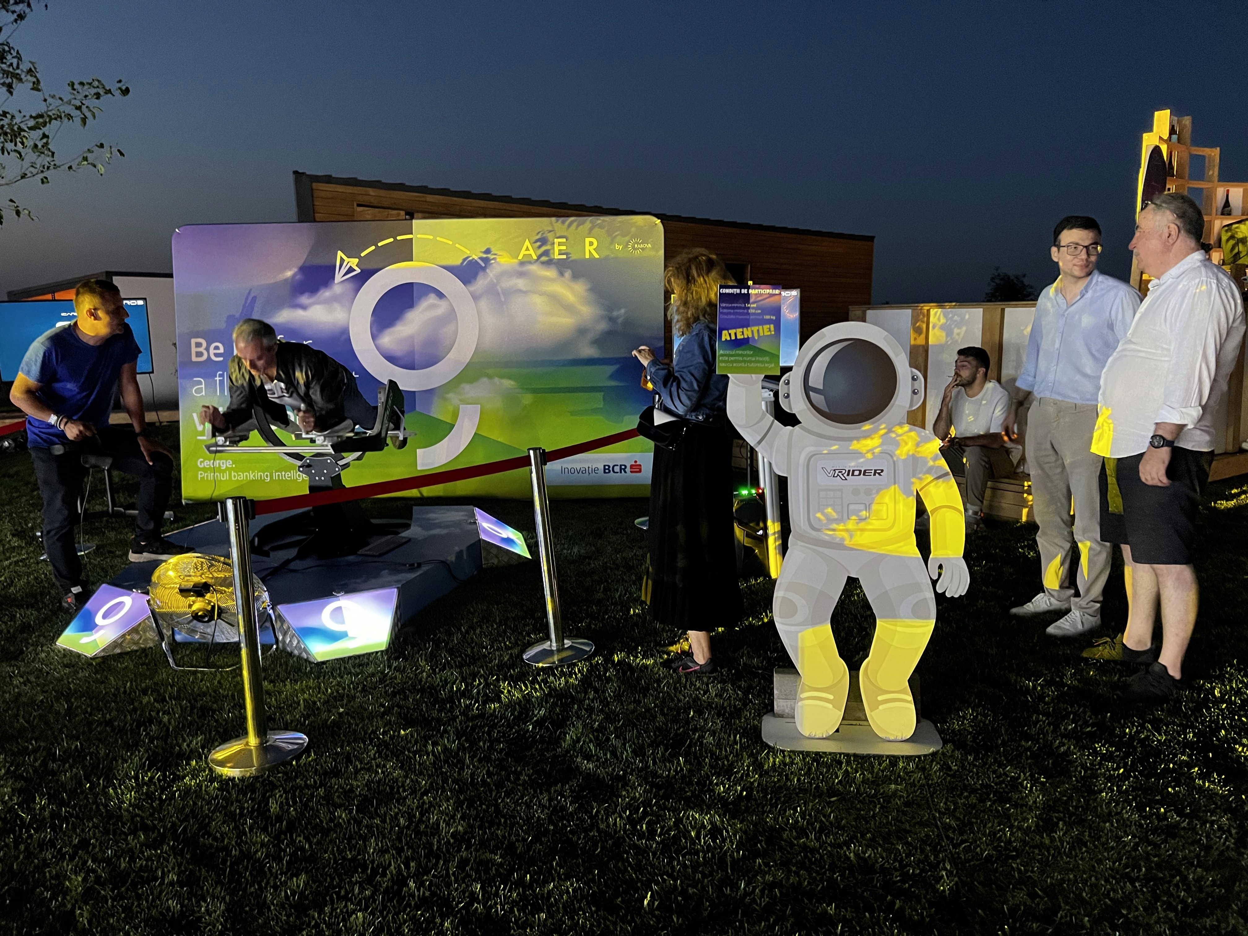 Participanți la coadă pentru experiența de simulator de zbor VR la AER by Rasova