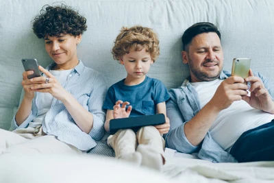 Imagen de familia usando celulares