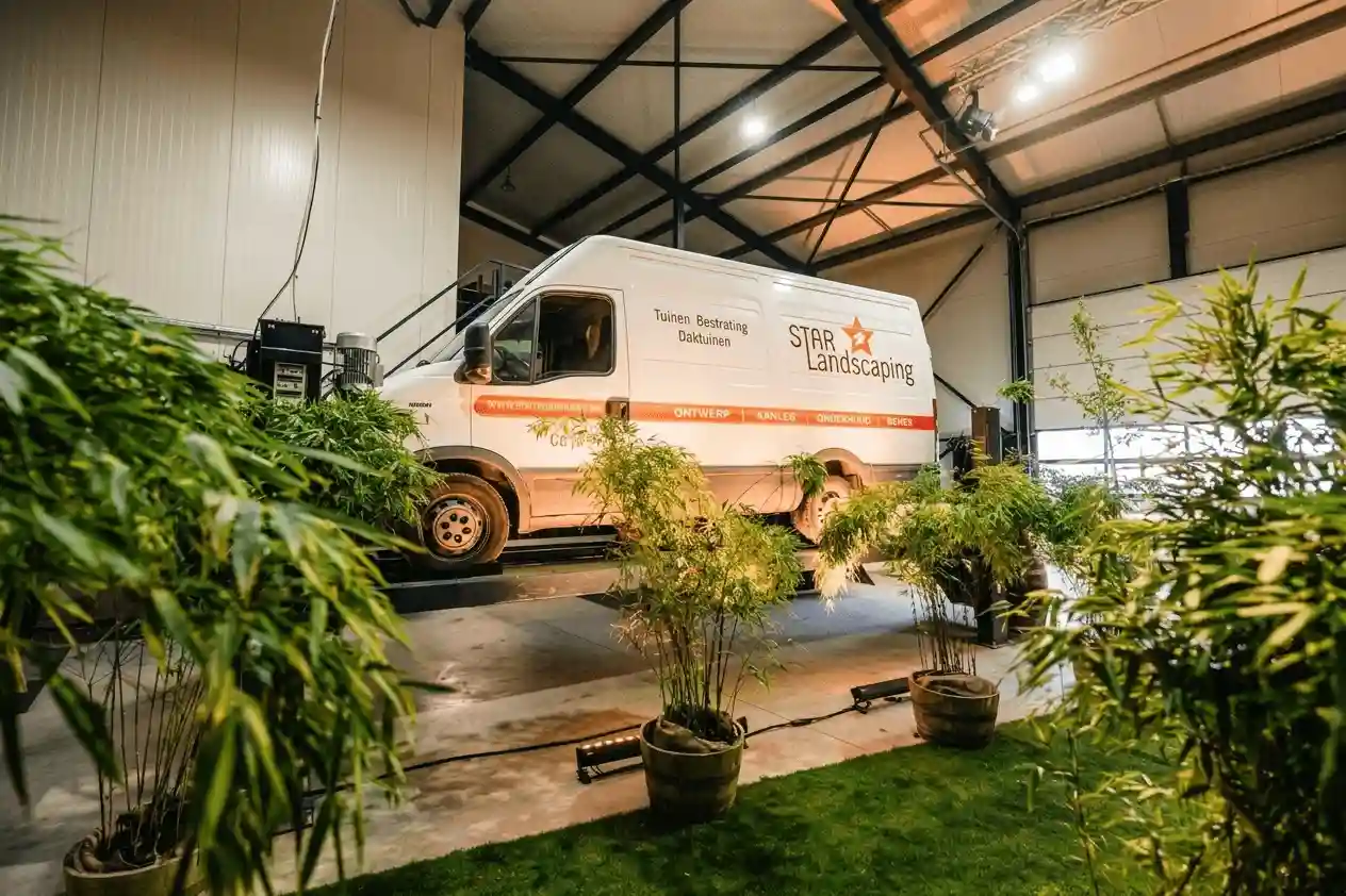 Oranje Rakker - Werkbus van hoveniersbedrijf Star Landscaping te Cuijk