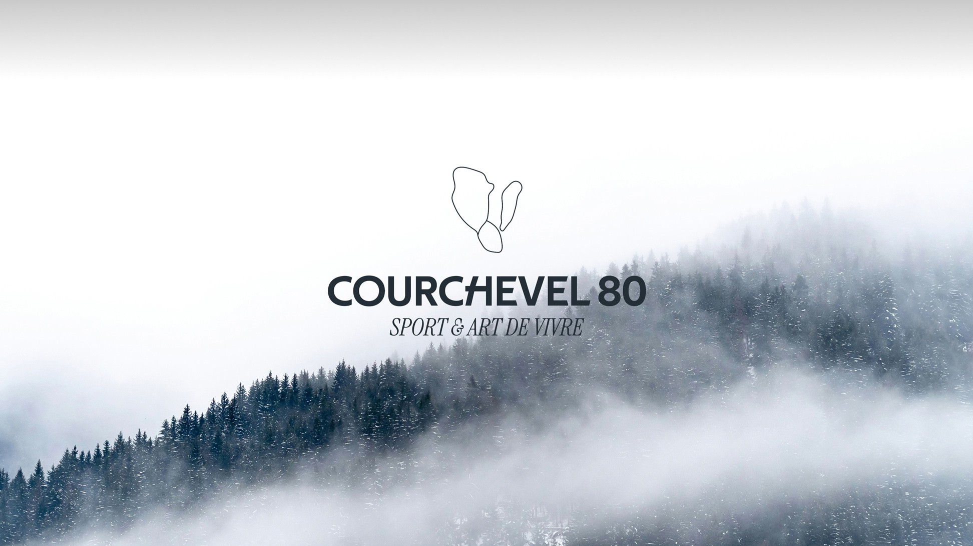Logo Courchevel 80 sur une photo de montagne dans le brouillard.