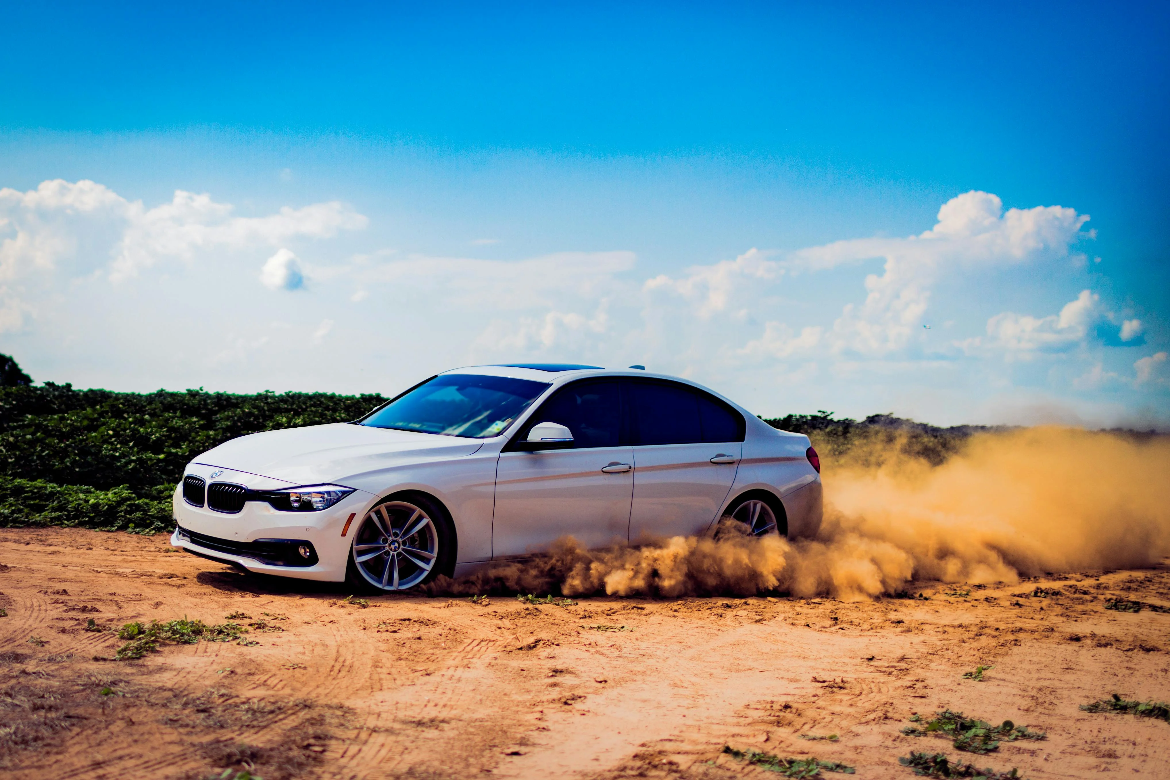 BMW incarne la puissance et la maîtrise, ici une berline sportive alliant performance et élégance sur tous les terrains.