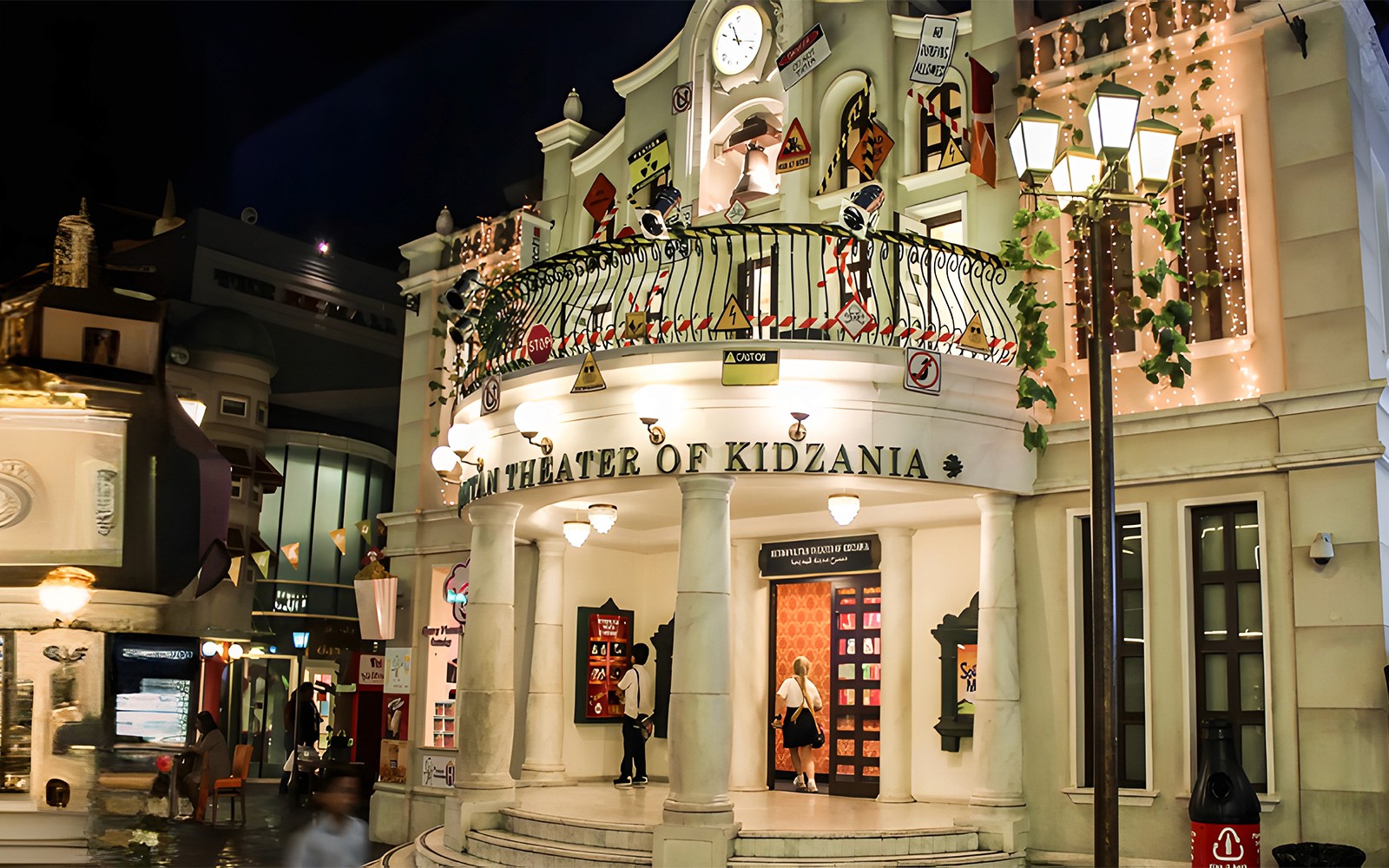 Teaterentré på KidZania Abu Dhabi med dekorativ balkong och skyltning.