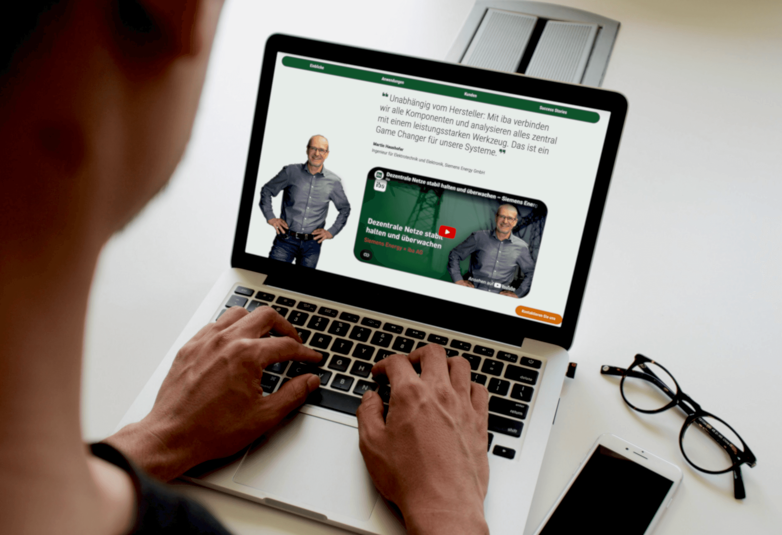Iba Partnerfilm wird angeschaut am Laptop auf der Webseite von iba.