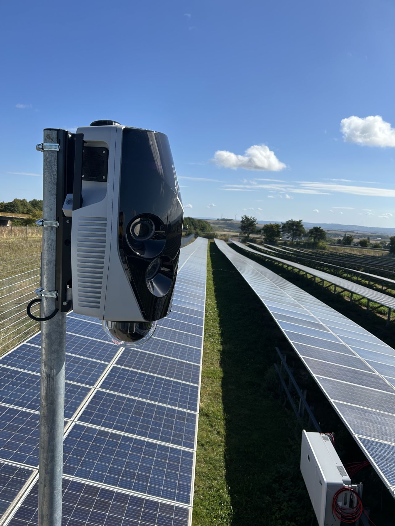NSTR.security Kameraüberwachungssystem sichert Solarpark – KI-basierte Videosicherheit für Energieanlagen und kritische Infrastrukturen Made in Germany.