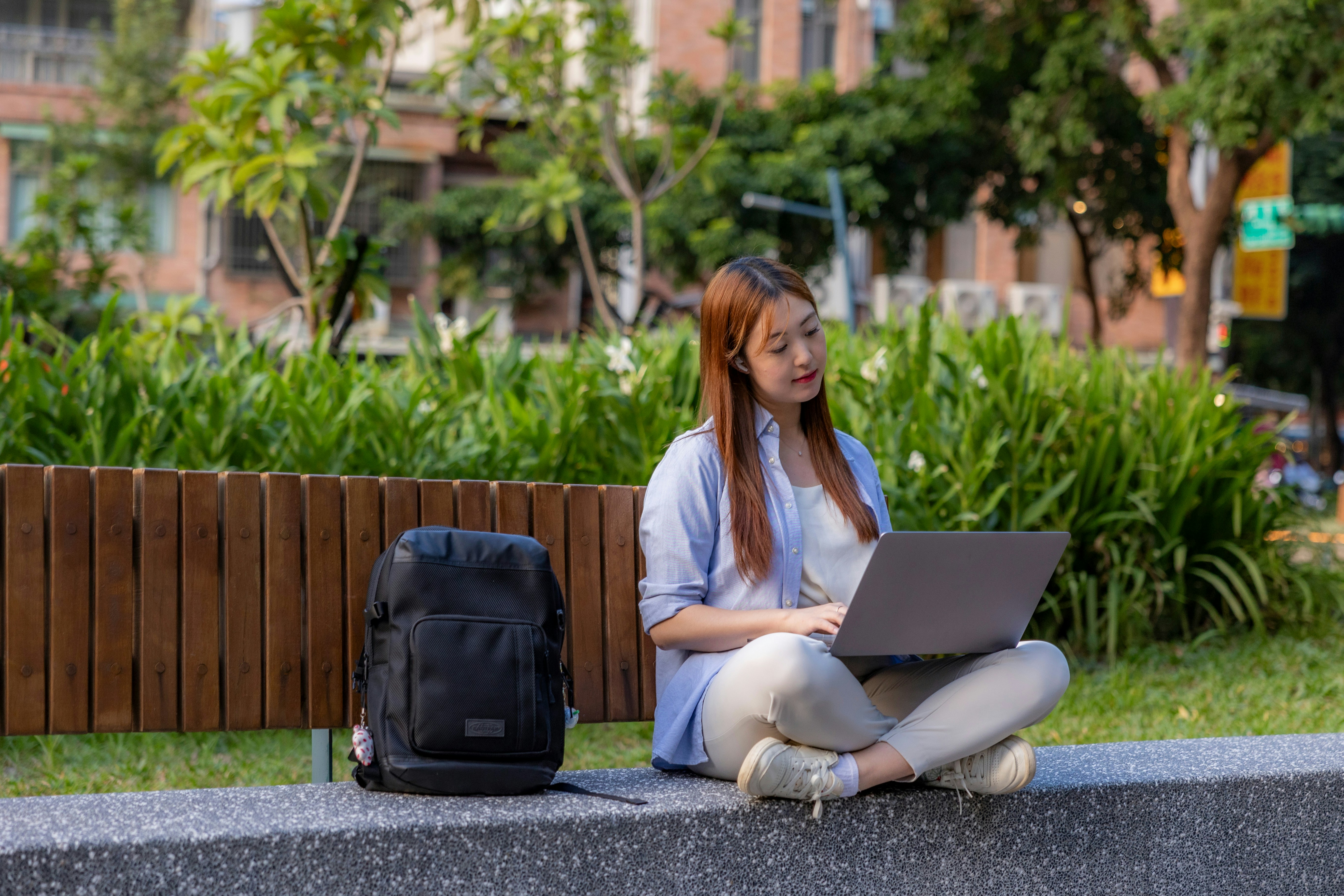 girl with a bag and laptop - DocLime