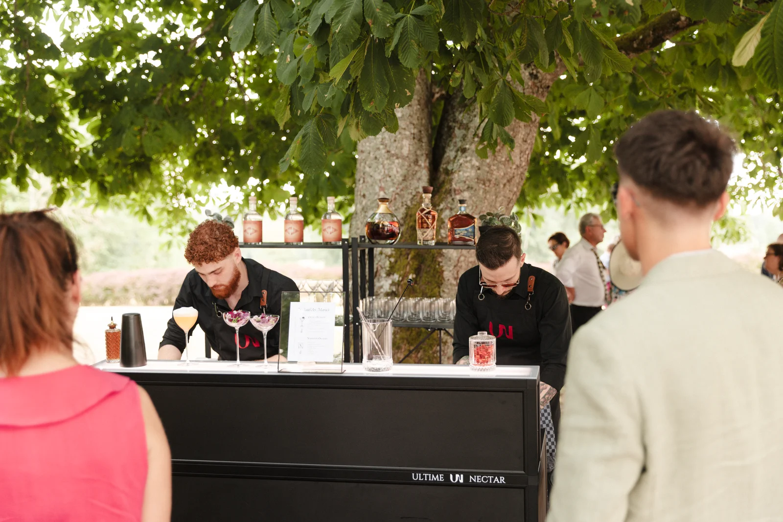 Service de bar traiteur mobile proposant des cocktails créatifs pour une réception élégante
