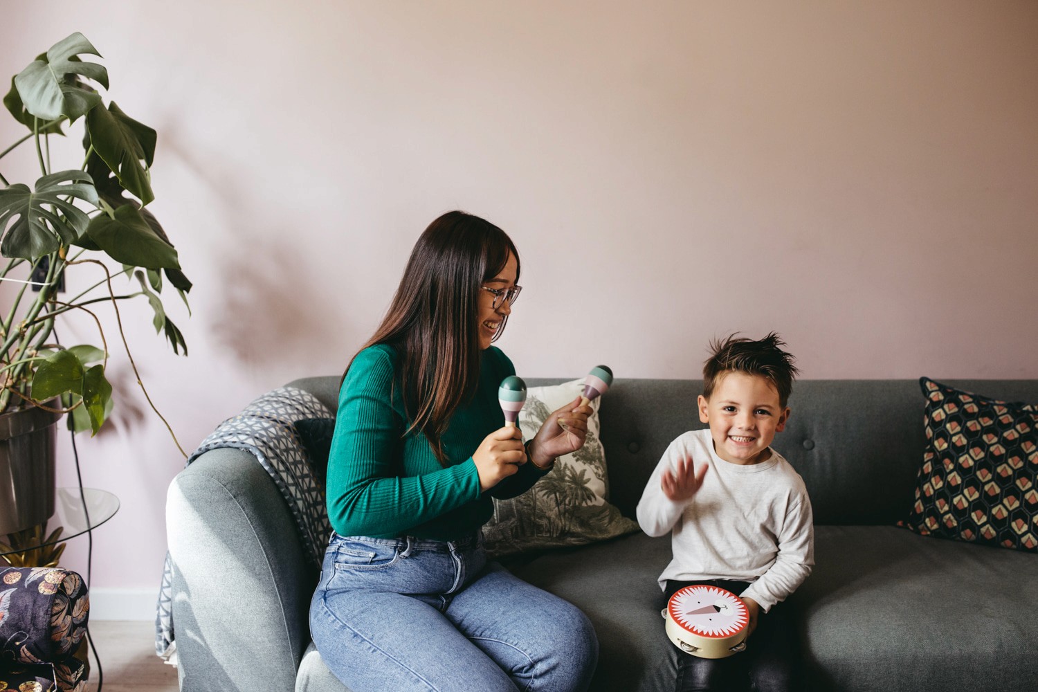 Tips for a babysitter at home: get acquainted first