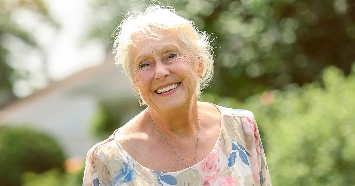 eldre kvinne som smiler av glede