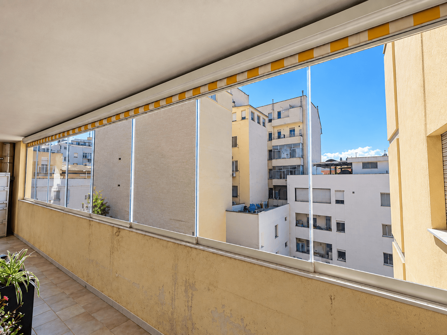 Balcone condominiale dopo l’installazione della vetrata panoramica, più protetto e luminoso.