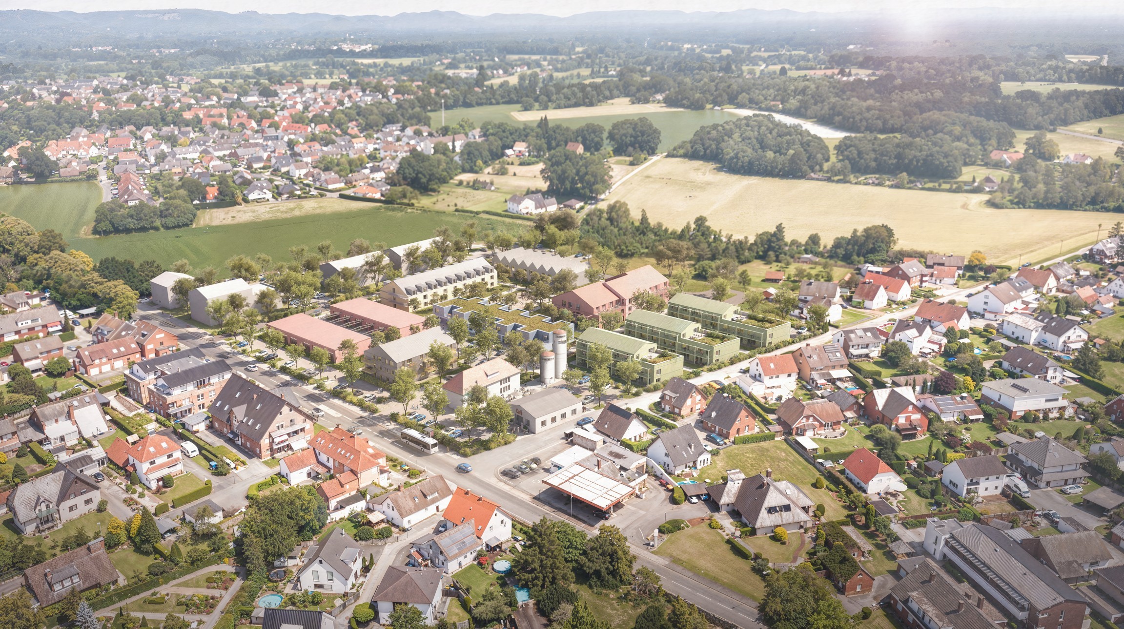 Zweigeschossiges Wohngebäude mit Klinkerfassade, großen Fenstern und Balkonen vor blauem Himmel