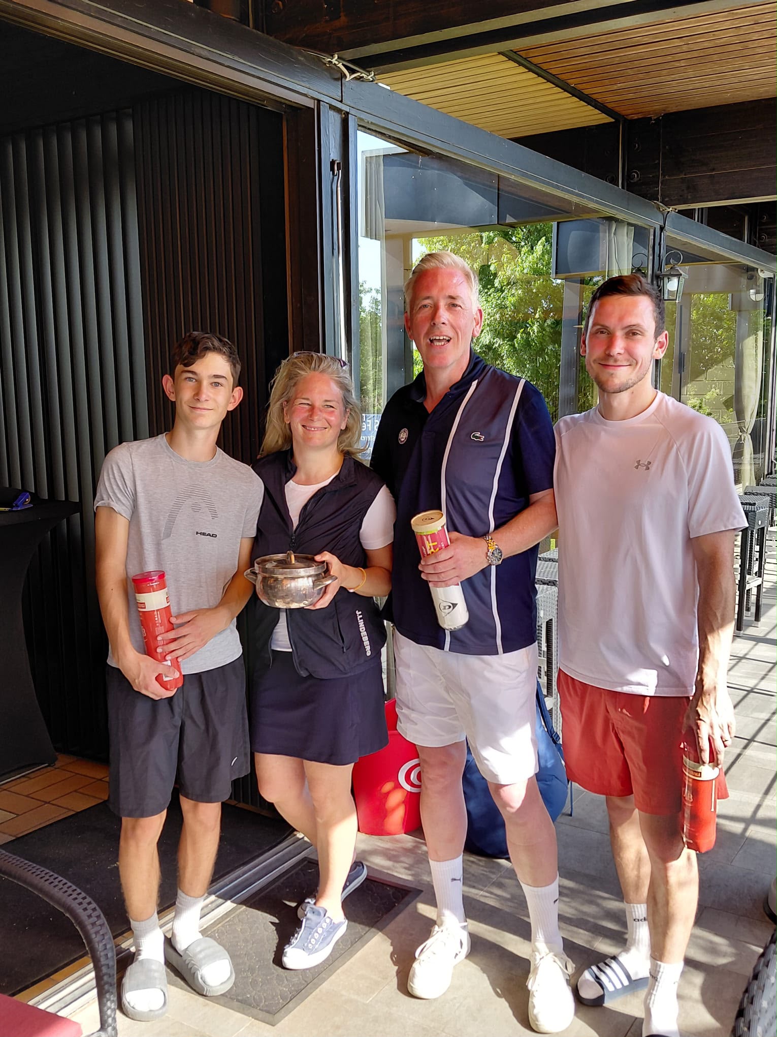 Tennistraining auf einem Sandplatz