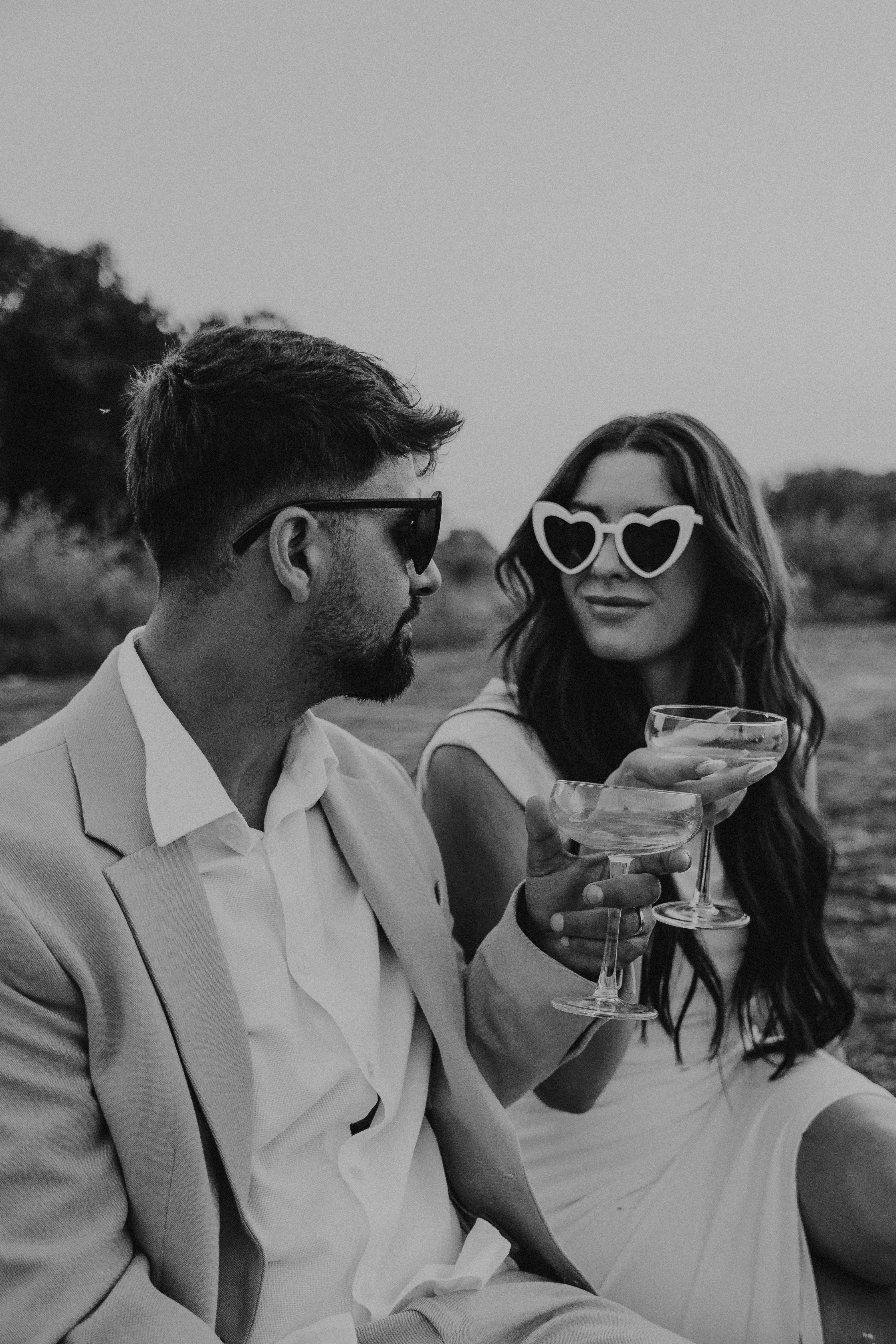 Moderne Hochzeitsfotografie in Bogen – Brautpaar mit Freunden bei einem lockeren Outdoor Shooting.