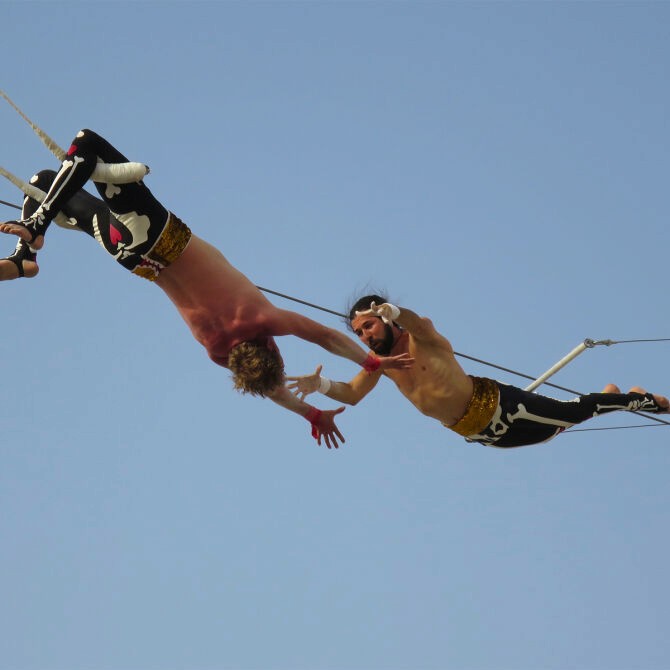 Go flying on a trapeze