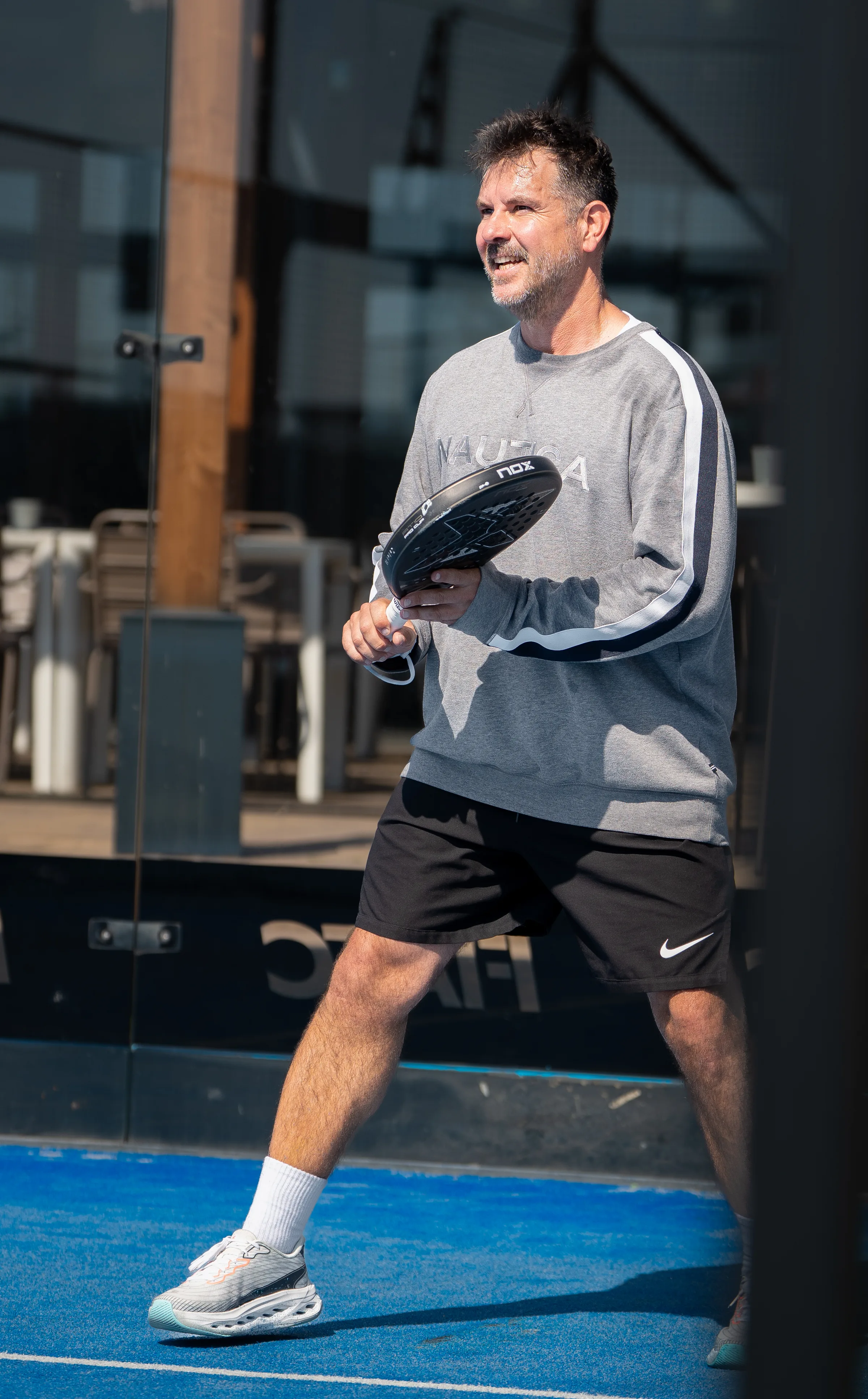 Jugadores en posición en Aurial Padel Cornellà durante partido del 25 marzo 2026, foto de Nolan Pardo