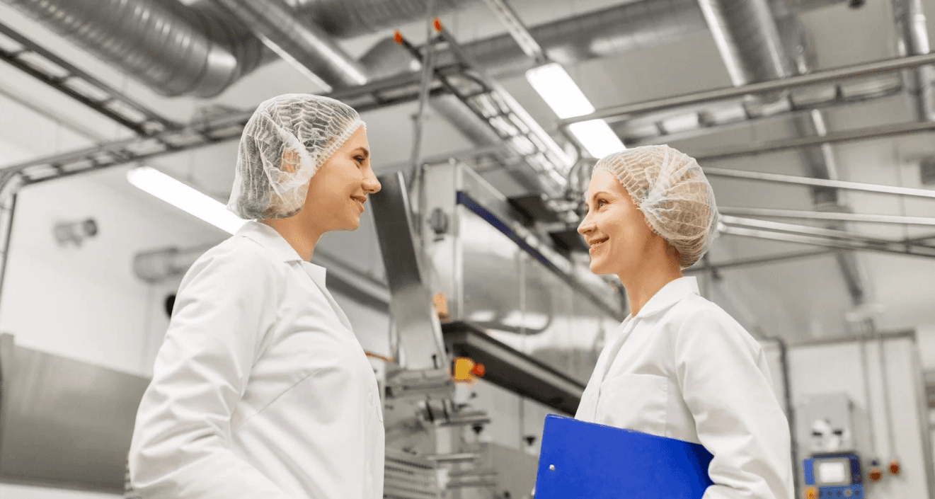 Trabajadores en planta procesadora garantizando calidad y seguridad alimentaria