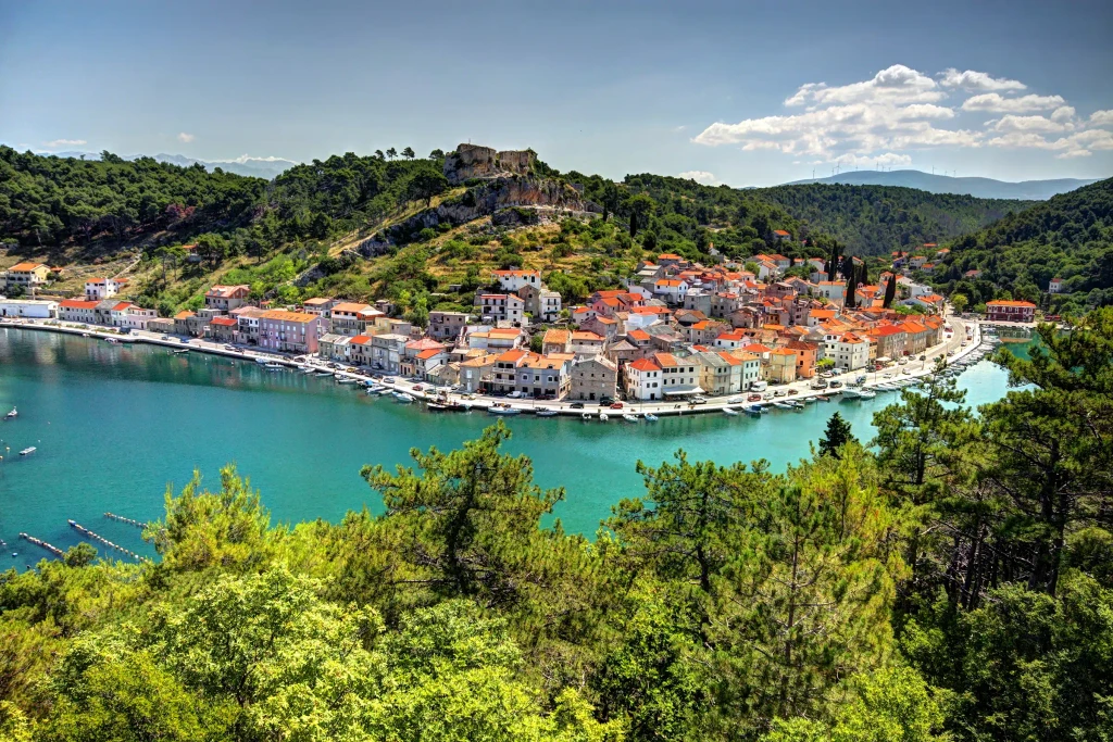 Havnen i Stari Grad sett ovenfra, på sykkelcruise i Kroatia med Expa Travel
