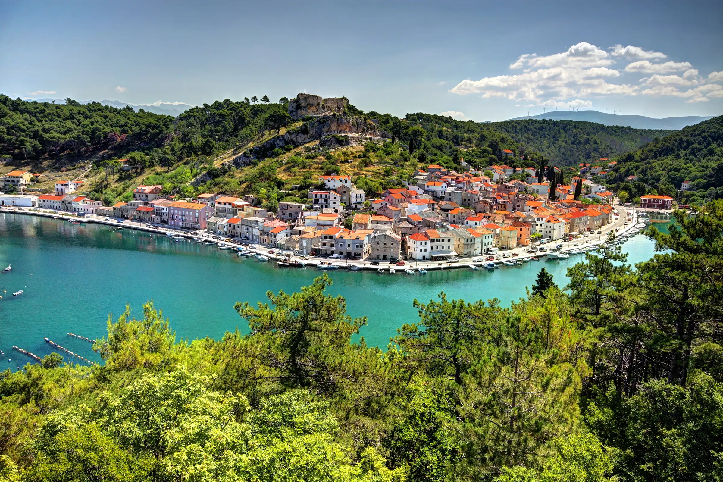 Havnen i Stari Grad sett ovenfra, på sykkelcruise i Kroatia med Expa Travel