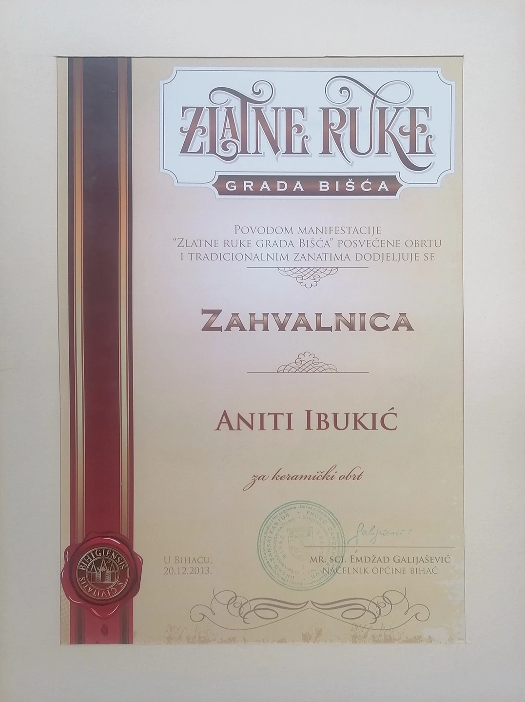 Zahvalnica povodom manifestacije „Zlatne ruke Grada Bišća“ dodijeljena Aniti Ibukić za keramički obrt. Priznanje posvećeno obrtu i tradicionalnim zanatima, Bihać.