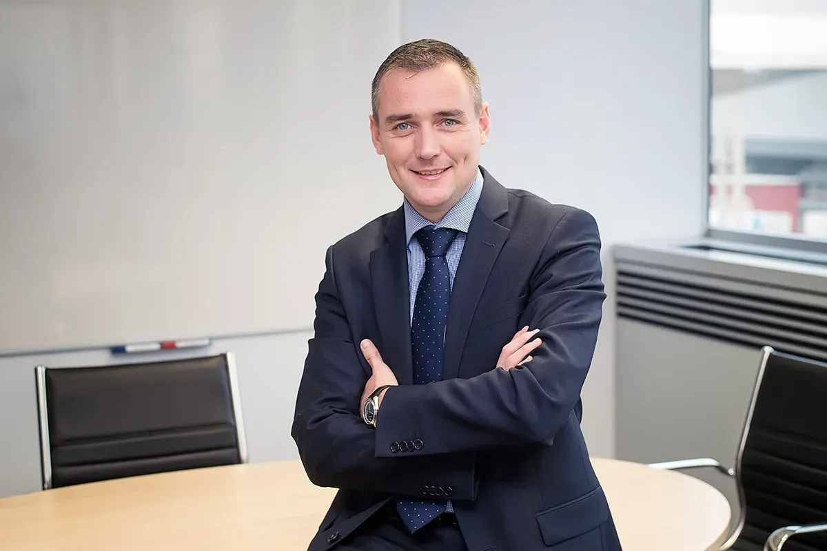 Photo d’homme au bureau portrait corporate — photographe professionnel Lille Nord | Anteale Yann Manac’h 2025